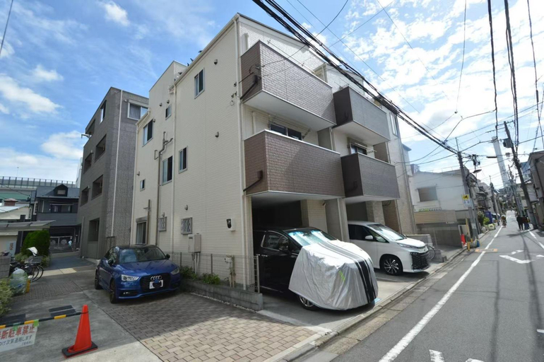 Exterior & Views