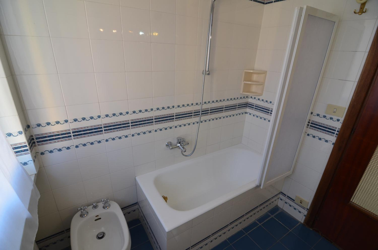 Bathroom 3, Levanto Rentals, La Spezia