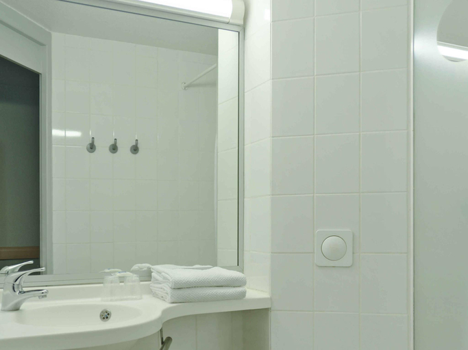 Bathroom 3, ibis budget Bollène, Vaucluse