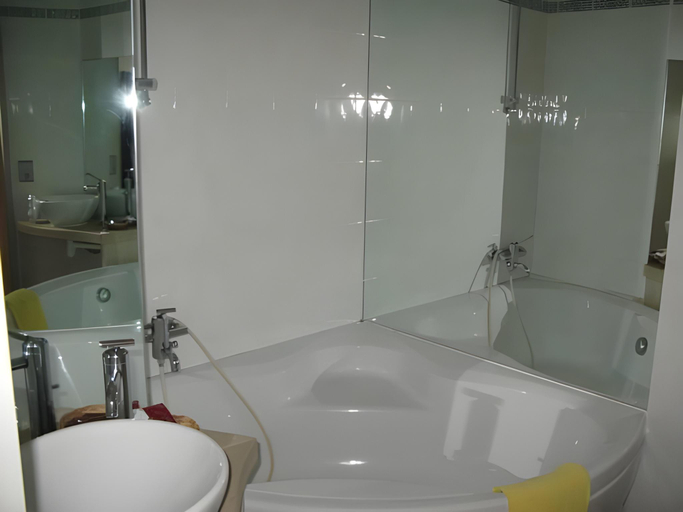 Bathroom 4, Yatt Hotel, Gironde