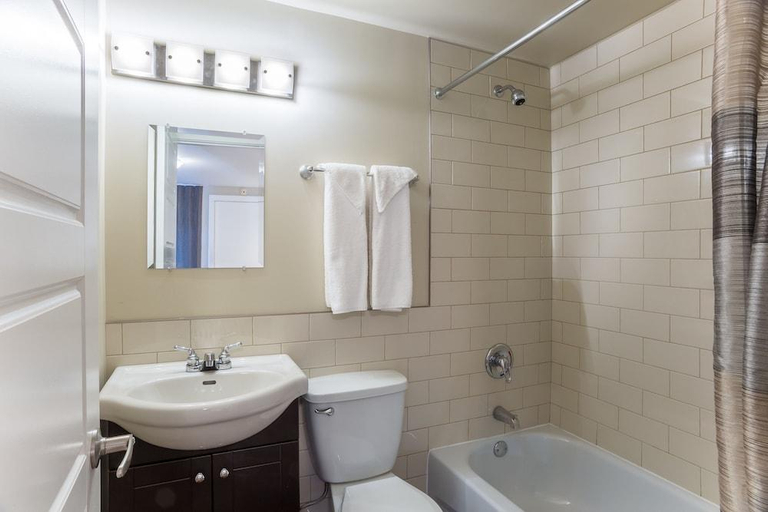 Bathroom 3, Motel Du Fleuve, Champlain