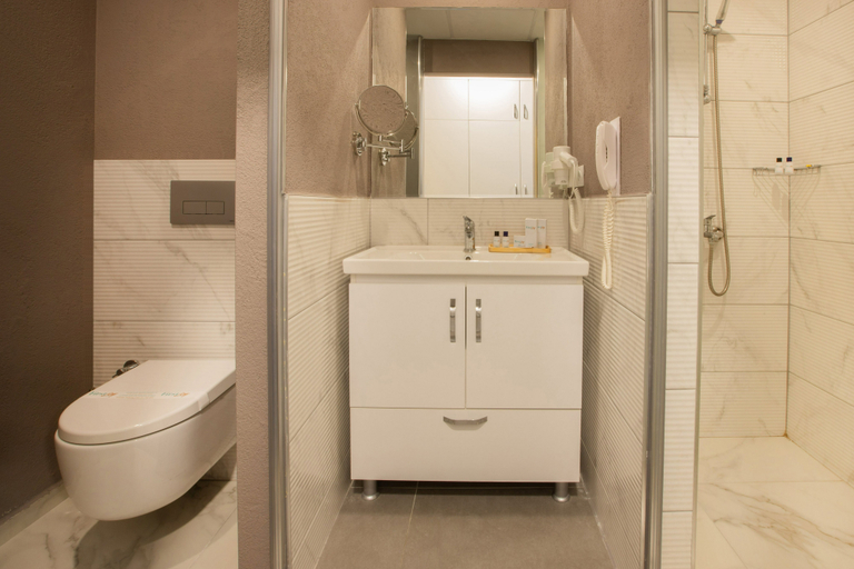 Bathroom 5, First Joy Hotel, Merkez
