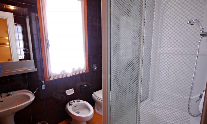 Bathroom 3, Beautiful Villa a few meters from the beach of Lignano, Udine