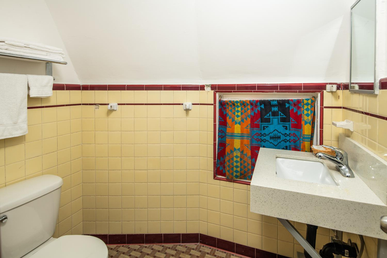 Bathroom 2, Wigwam Motel, San Bernardino