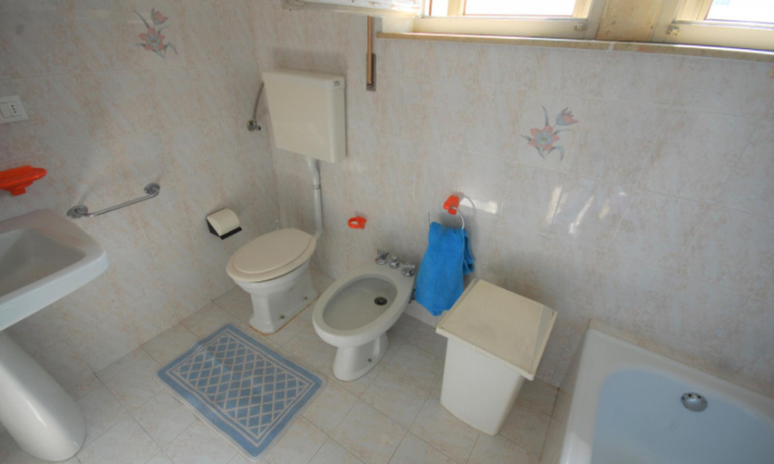 Bathroom 3, Spacious single house in a quiet and green area in Lignano Pineta, Udine