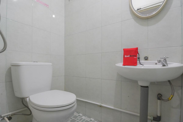 Bathroom, RedDoorz near Gajah Mada Pontianak, Pontianak