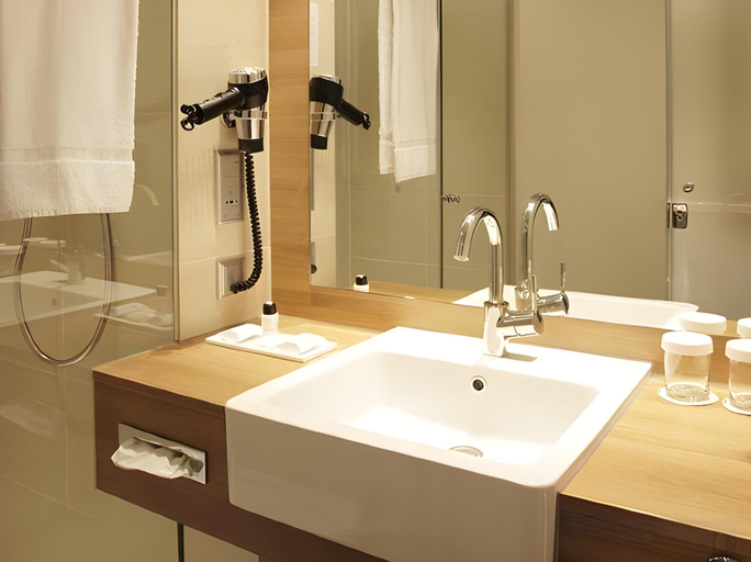 Bathroom, H4 Hotel Berlin Alexanderplatz, Berlin