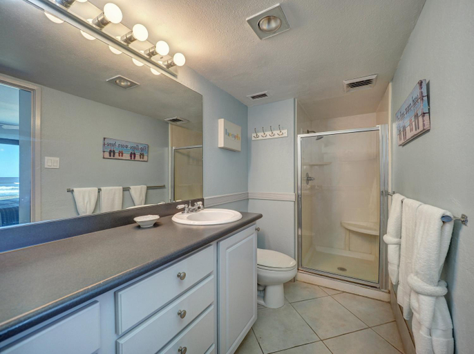 Bathroom 3, Island House BeachFront Condo Hotel, Kleberg