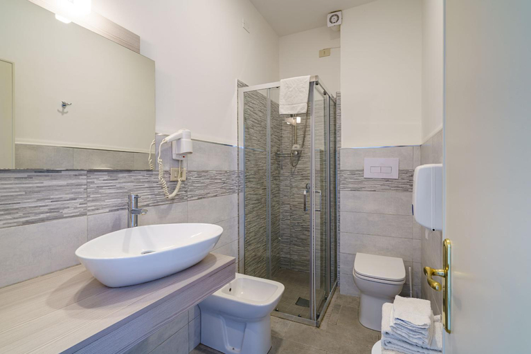Bathroom 5, Hotel Alexander, Messina