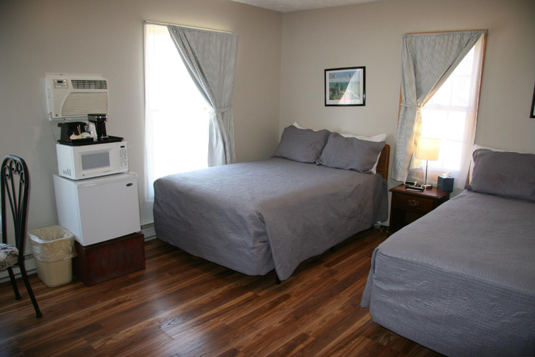 Bedroom 1, Lakeside Resort, Schuyler