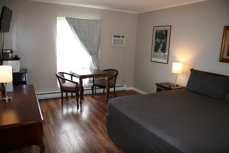Bedroom 2, Lakeside Resort, Schuyler