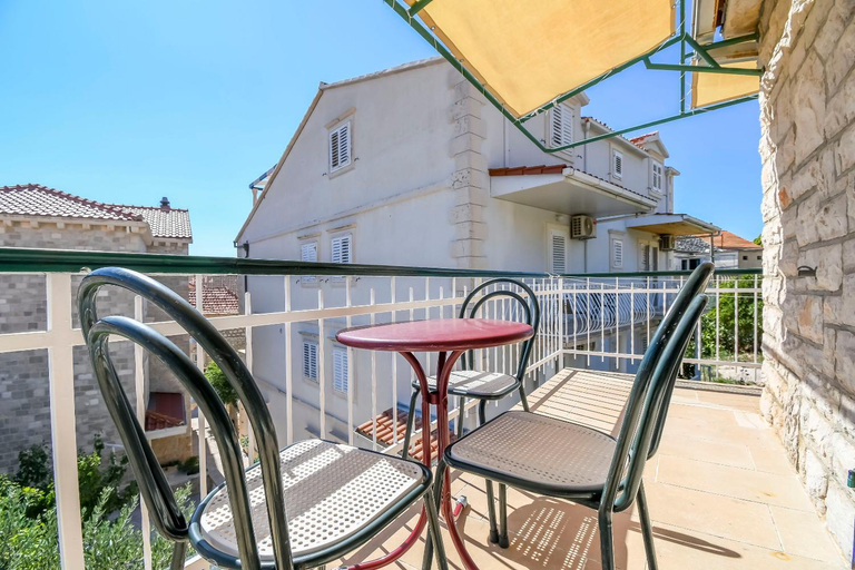 Others 5, Apartment Brane, Bol