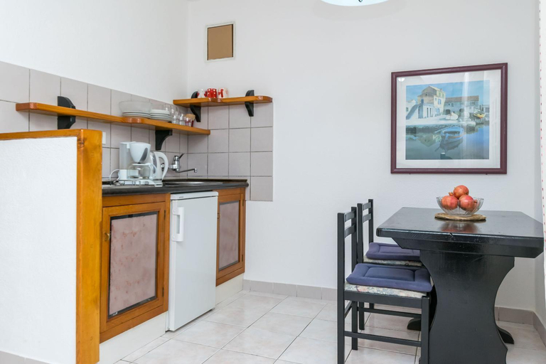 Others 4, Apartment Brane, Bol