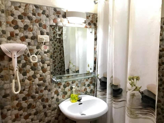 Bathroom 3, Bananaland Cottages, Panglao