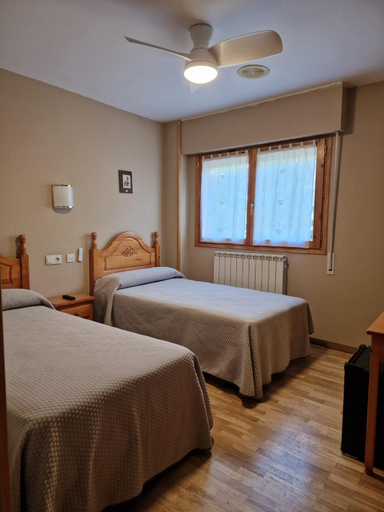 Bedroom 3, Hostal Valle de Tena, Huesca