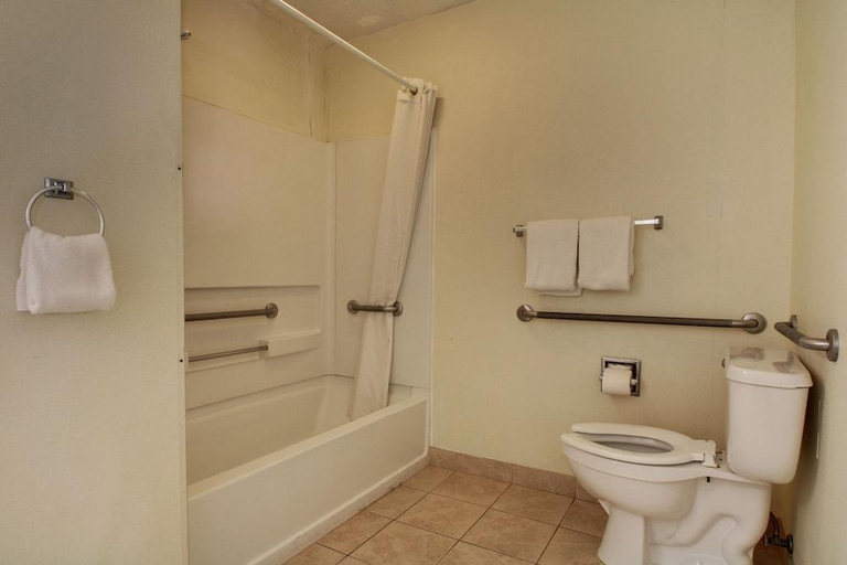 Bathroom 4, Legacy Inn - Cookeville, Putnam