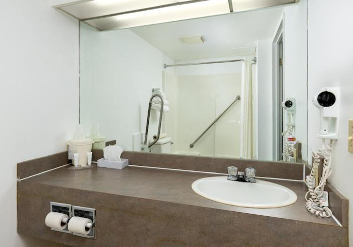 Bathroom 3, Heritage Inn Hotel & Convention Centre - Taber, Division No. 2