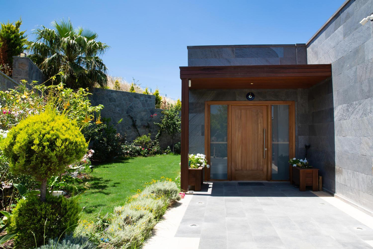 Exterior & Views