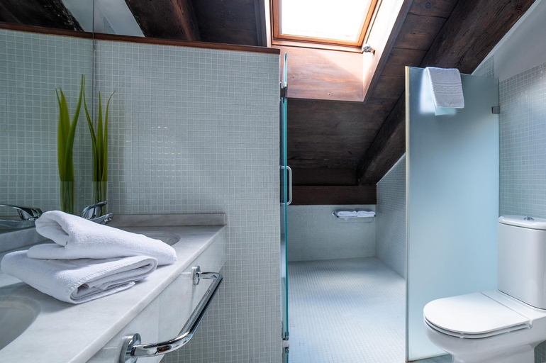 Bathroom 4, Hospederia Palacio de Allepuz, Teruel