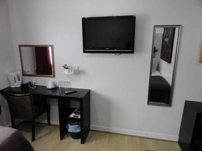 Others 5, Villaggio, Warrington