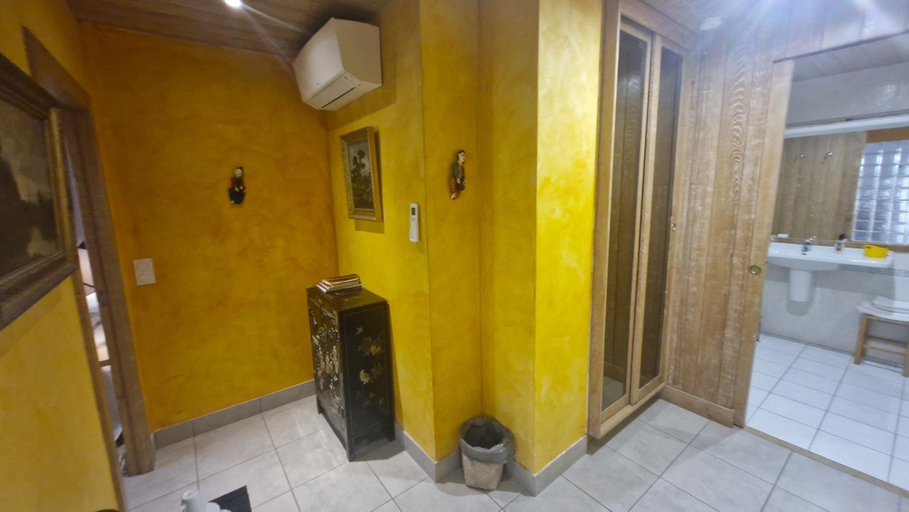 Bathroom 2, Le Clos Saint Andre, Pyrénées-Orientales