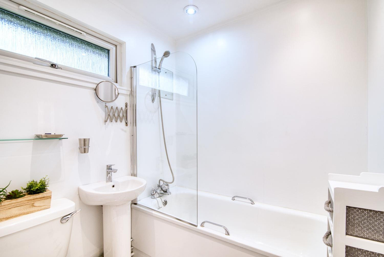 Bathroom, Otter With Mountain View and Enclosed Decking, Stirling