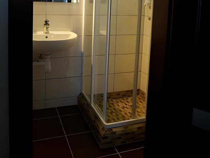 Bathroom 3, Hotel Deluxe, Horodenkivs'kyi