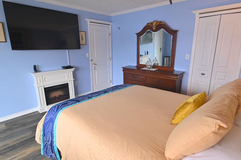 Bedroom 2, The Oceanfront Inn on Stephens Bay, Mount Waddington