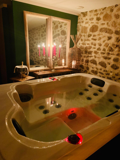 Bathroom 4, Domaine de la Jarrige, Creuse