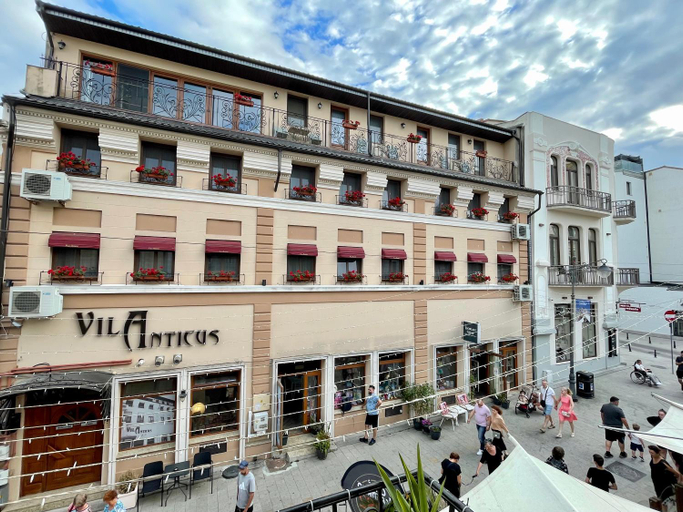 Exterior & Views