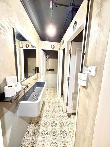 Bathroom 4, Arun Old Town Hostel, Bangkok Yai