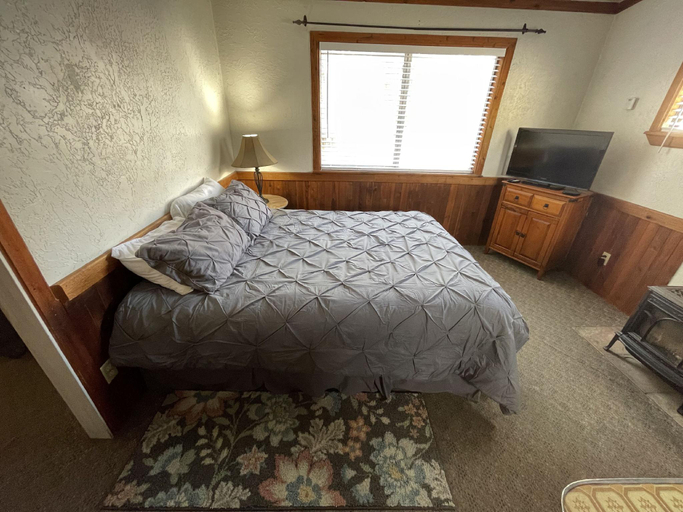 Bedroom, Adventures Vacation Rentals, Bannock