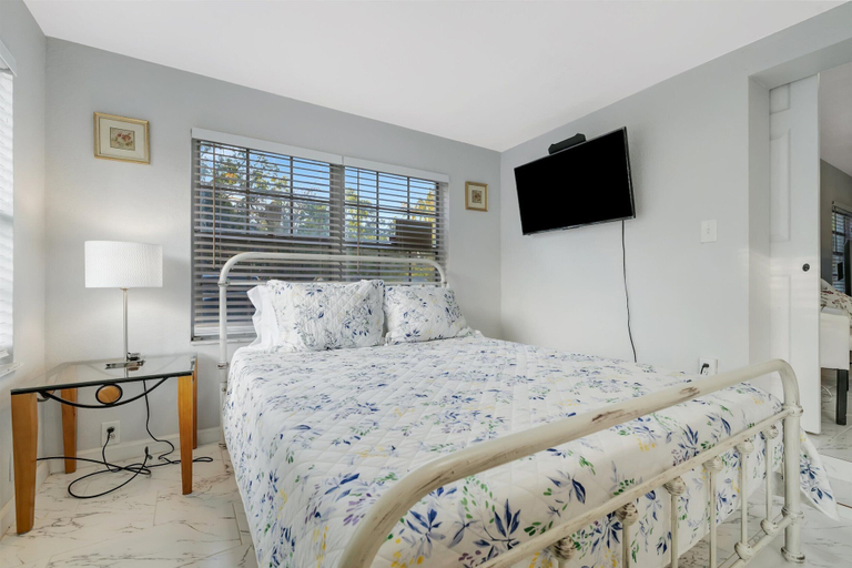 Room 1, East Yukon Retreat, Hillsborough
