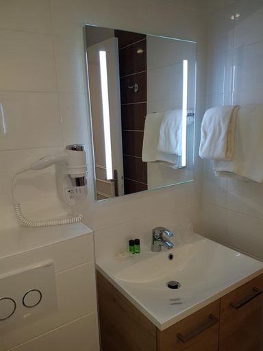 Bathroom 3, Hotel du Cheval Rouge, Yvelines