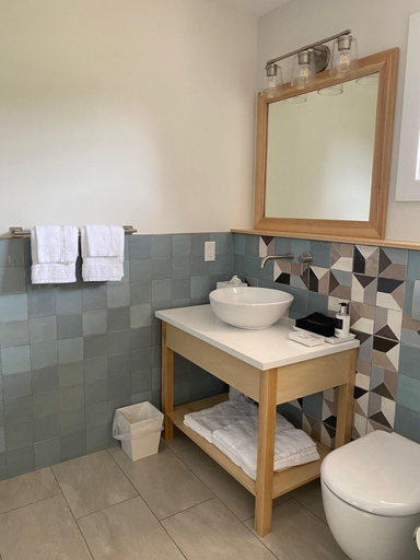 Bathroom 3, 45 Steps - The Culinary Beachside Inn, Kings