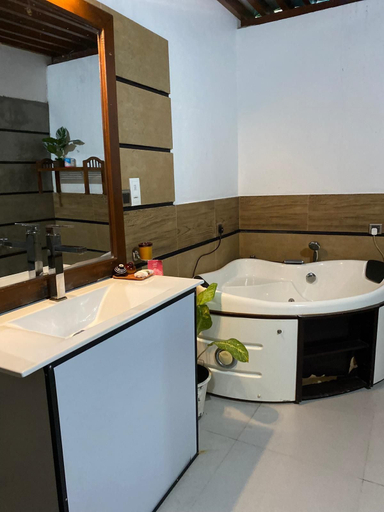 Bathroom 3, The Oya, Habaraduwa