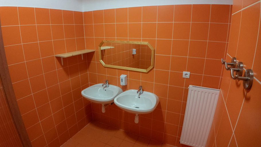 Bathroom 3, Bak Vendeglo fahazak, Tapolca