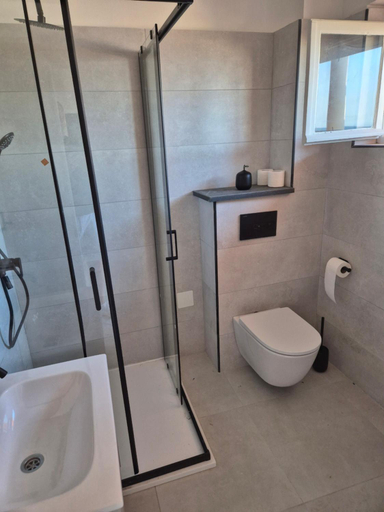 Bathroom 2, Apartmani Pavlovic, Sućuraj