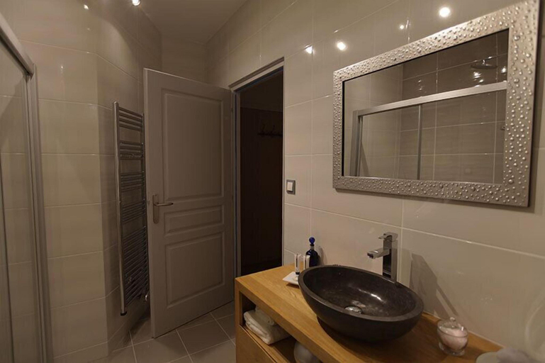 Bathroom 3, Champagne Domaine Sacret - AY, Marne