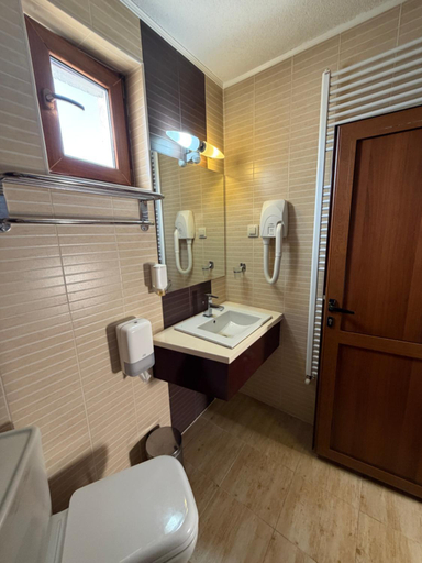 Bathroom 3, Mineral 56, Razlog