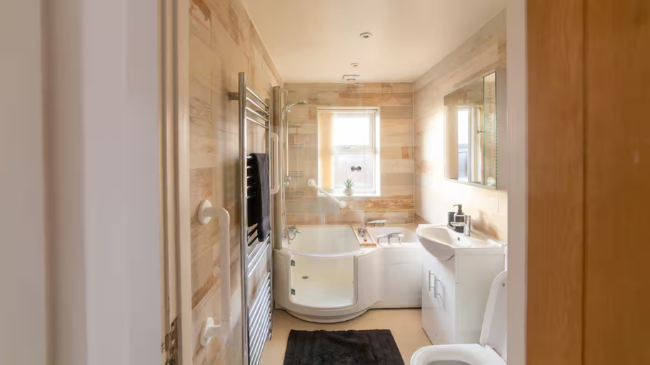 Bathroom 5, 2-Bed Wallington, Sleeps 6, Parking, Near LGW, London