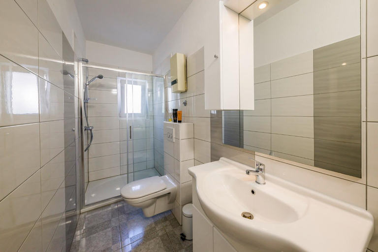 Bathroom 3, Ani in Trogir * Mittel-Dalmatien, Seget