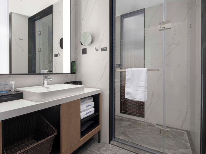 Bathroom 5, Hampton by Hilton Ningbo Yinzhou City, Ningbo