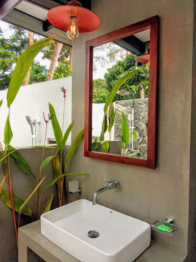 Bathroom 2, Subhasha Summer House, Devinuwara