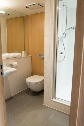 Bathroom 4, West Court - Cambridge - Campus Accommodation, Cambridgeshire