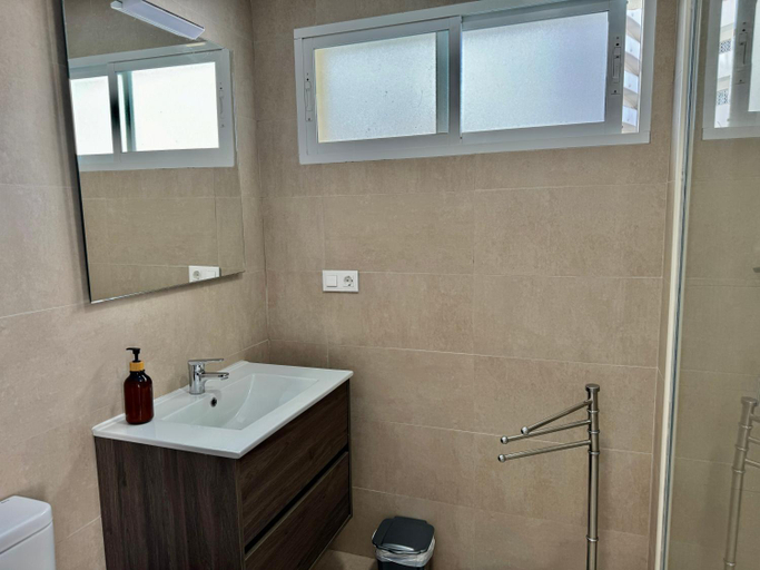 Bathroom 2, Neptuno Beachfront Apartments, Málaga