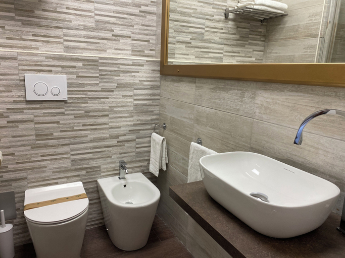Bathroom 5, Hotel Golf, Rimini