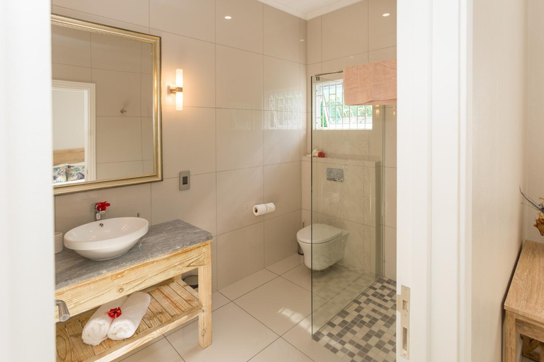 Bathroom 4, Beau Vallon Villa Chalets