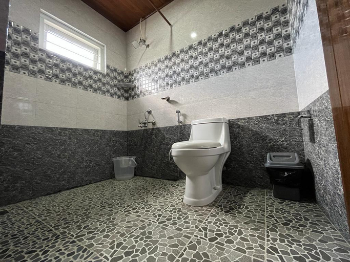 Bathroom, Enroute Thekkady, Idukki