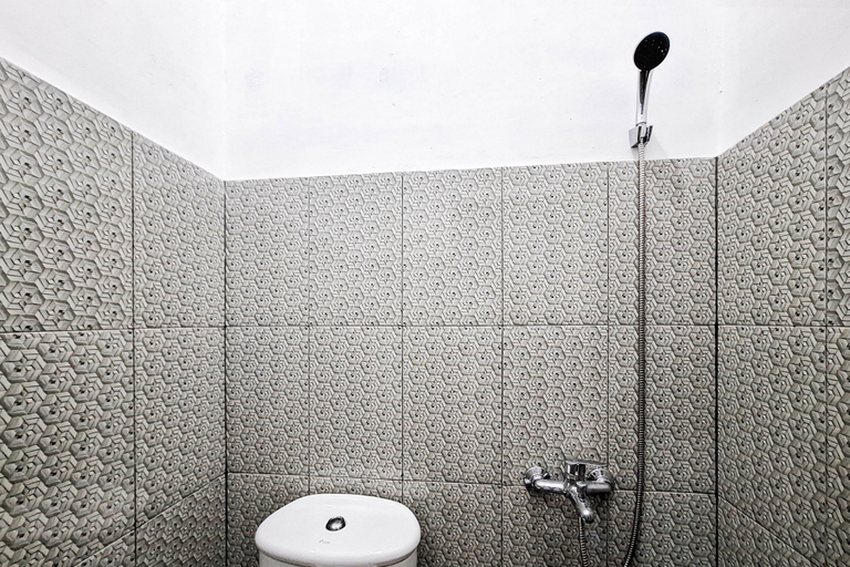 Bathroom 5, RedDoorz @ Etnik Guest House, Kebumen
